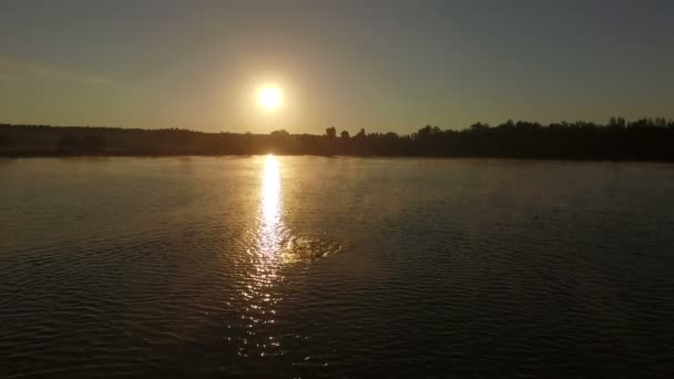 Nadador profissional nada ao pôr do sol em câmera lenta . — Vídeo de Stock