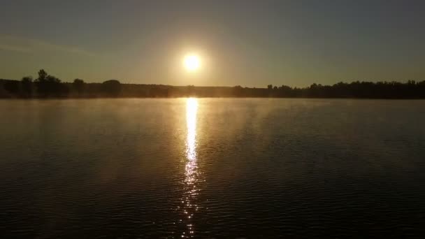 Beau coucher de soleil sur le lac - prise de vue aérienne . — Video