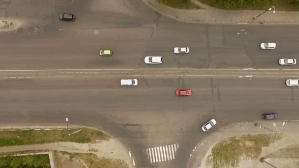 Antenn - stadstrafik, bilar, lastbilar, bussar på vägen. — Stockvideo