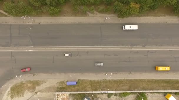 Luftaufnahme einer Stadtstraße mit vielen Autos. — Stockvideo