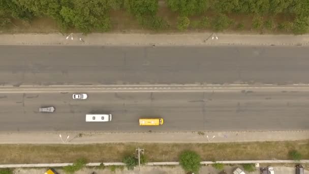 Luftaufnahme einer Stadtstraße mit vielen Autos. — Stockvideo