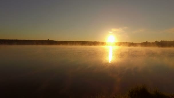 Fantástico tiro aéreo em 4k de nevoeiro sobre o lago ao pôr do sol . — Vídeo de Stock