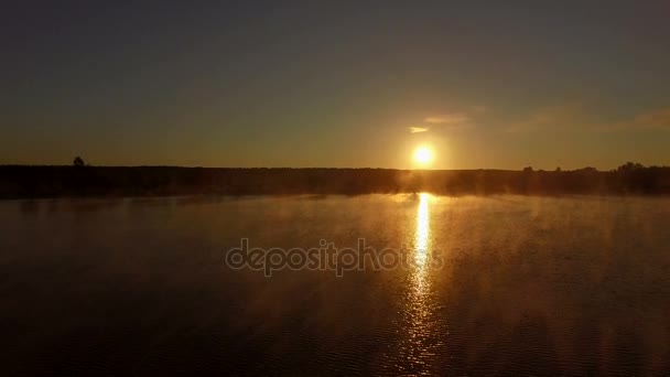 4k - μαγικό Φάρος ομίχλη πάνω από λίμνη στο ηλιοβασίλεμα. — Αρχείο Βίντεο