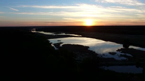 4k aérea - Asombroso atardecer sobre el lago del bosque . — Vídeo de stock