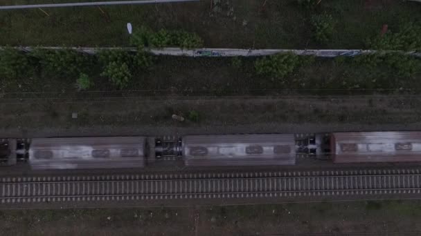 Tiro aéreo de carruagens de carga em movimento em uma estrada de ferro na Polônia — Vídeo de Stock