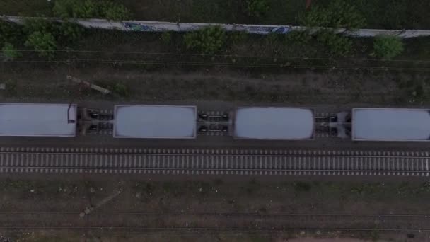 Colpo aereo di andare carrozze merci su una ferrovia in Polonia in autunno — Video Stock