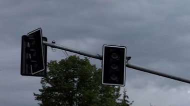 Polonya'da bir Kavşağı'nda sarı sinyal gösterilen iki trafik ışığı