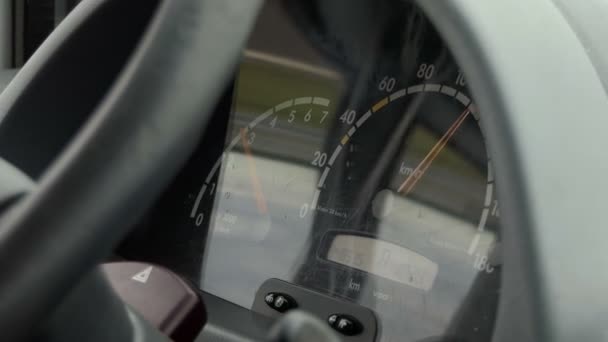 A steering wheel of a car ruled by a male hand in summer — Stock Video