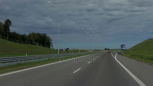 Un coche va a lo largo de una carretera en Europa del Este en verano . — Vídeo de stock