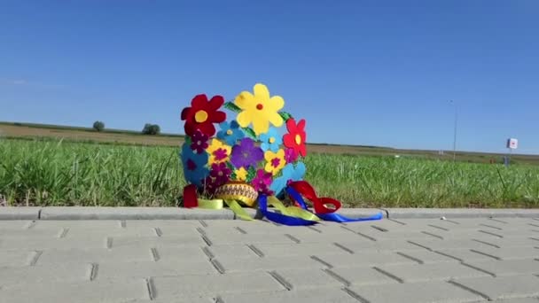 Um monte de flores artesanais em uma cesta popular com cores azuis e amarelas — Vídeo de Stock