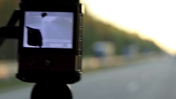 Een smartphone met een Gps navigator is ontsproten uit een rijdende auto in de zomer — Stockvideo