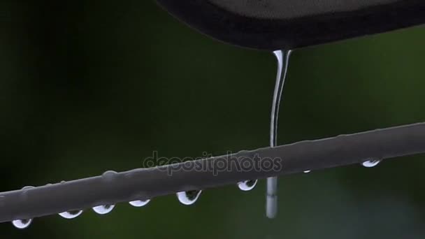Um fluxo fino de água caindo de uma viseira de lona em um tubo de plástico — Vídeo de Stock