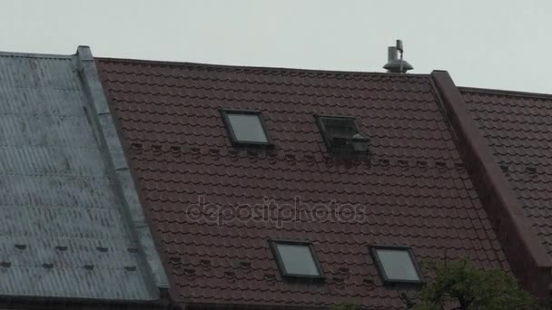 Um telhado de edifício coberto com telhas metálicas em câmera lenta em um clima chuvoso — Vídeo de Stock