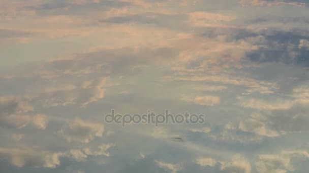 Paysage nuageux fantastique avec des nuages gris et blancs reflétés dans un lac forestier — Video
