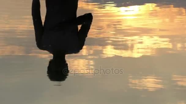 Weerspiegeling van een jonge Man weergegeven: duim omhoog gebaar wordt gezien in Lake bij zonsondergang in Slo-Mo — Stockvideo