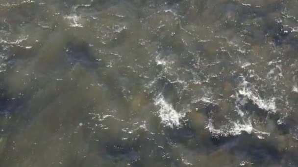 Wervelende wateren van sommige zee schitteren in de stralen van een zomer-zon — Stockvideo