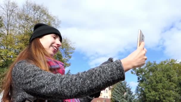 Eine junge Frau schießt mit ihrem Handy auf eine Taube, die auf ihrer Hand sitzt, im Slo-mo — Stockvideo