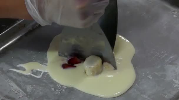 Рис і банан нарізані скибочками, поміщені на згущене молоко — стокове відео