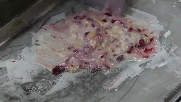 Две лопатки нарезают инжир, банан и сгущенное молоко, делая сливки — стоковое видео