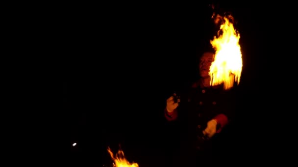 神秘的な男は 2 つ点灯 Flambeaux を回る。彼らは見てスローモーションの夜マジック — ストック動画