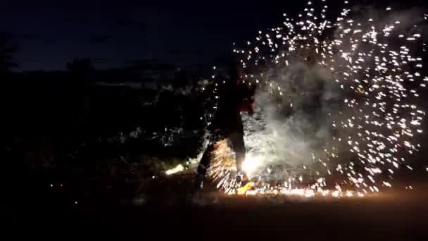 Jongleur dreht bengalische Lichterketten tief in der Nacht im Slo-mo. Es ist cool — Stockvideo