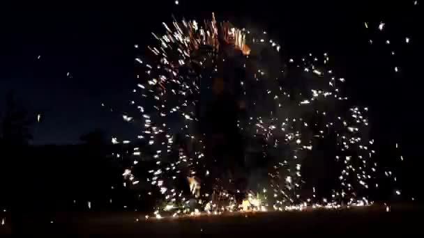 Fantastische Feuershow in der Nacht mit Bengalos-Licht in Zeitlupe. — Stockvideo