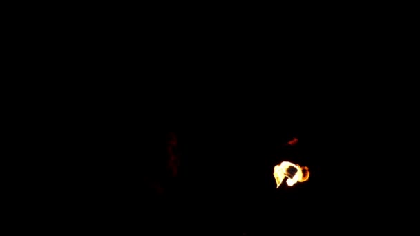 Malabarista sopra no Hif Burning Torch e causa uma chama enorme em câmera lenta . — Vídeo de Stock