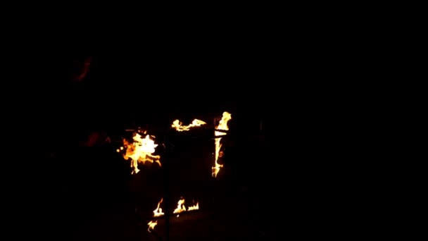 Jonge jongleur ontbrandt een vierkante Frame met vuur diep in de nacht. het lijkt magie — Stockvideo