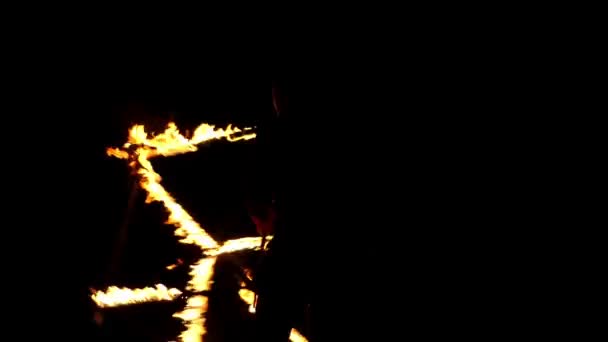 Jongleur Man draait een brandende vierkante Frame rond Humself in Slo-Mo — Stockvideo