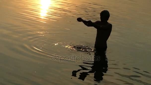 El hombre espiritual mira el agua del río en puñados al atardecer en Slo-Mo — Vídeos de Stock