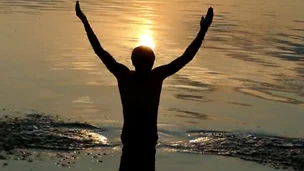 Ein sonniger Weg auf einem Flusswasser und ein Mann wirft Wasser darauf — Stockvideo