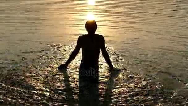 Arty ηλιοβασίλεμα ήλιος είναι πάνω από το κεφάλι του ανθρώπου που ρίχνει νερό πάνω σε Slo-Mo — Αρχείο Βίντεο