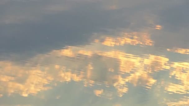 Καταπληκτικό Cloudscape με γκρι και άσπρα σύννεφα, αντανακλάται σε μια επιφάνεια λίμνης — Αρχείο Βίντεο