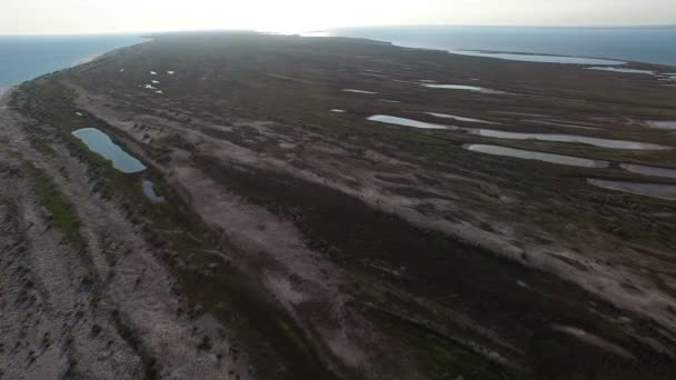 Luftaufnahme der Insel Dscharylhach Sandstrand mit kleinen Pools im Sommer — Stockvideo