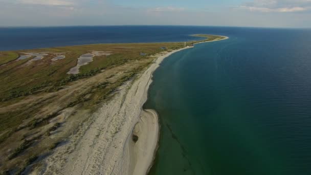 Antenn skott av en fyr på Dzharylhach Island och en lång Sandy-spott — Stockvideo