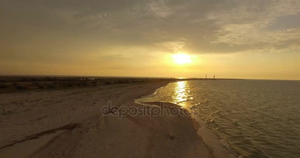 夏に見事な夕日と Dzharylhach 島の砂浜海岸の空中ショット — ストック動画