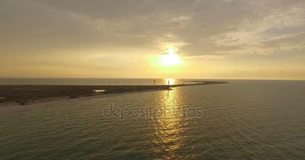 Luftaufnahme eines Leuchtfeuers und eines Turms auf der Insel Dscharylhach bei Sonnenuntergang — Stockvideo