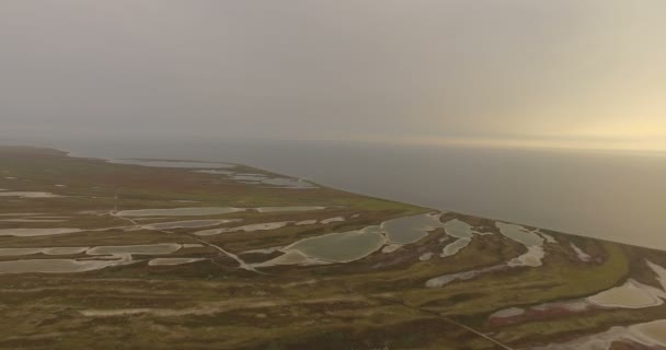 4k aérea - Playa de arena de la isla de Dzharylhach con un montón de piscinas — Vídeos de Stock