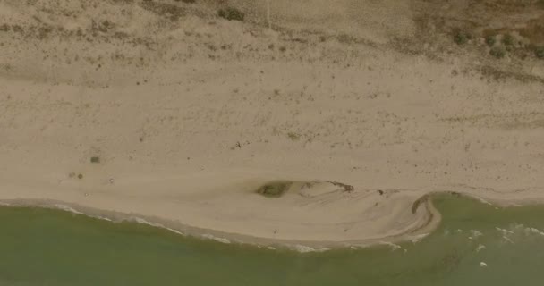 Воздушное замерзание песчаного берега Черного моря — стоковое видео