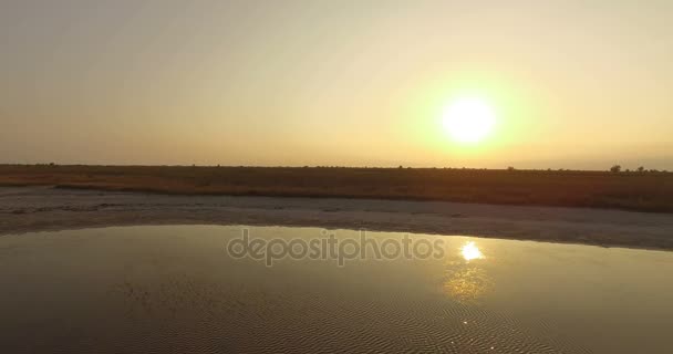 Une vue rude du coucher du soleil sur la côte de la mer Noire avec beaucoup de terres humides brunes en été — Video
