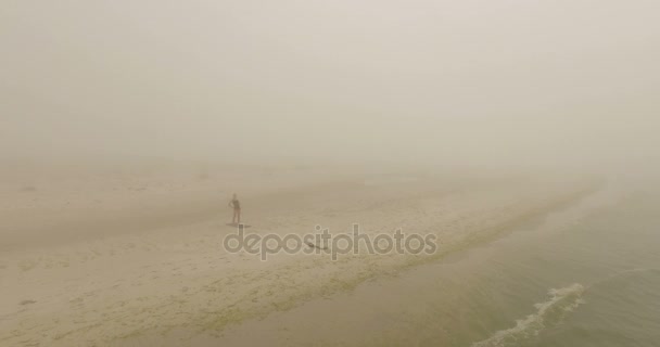 4k 在大雾天气的海滩上进行空中锻炼. — 图库视频影像