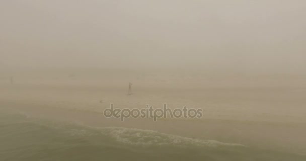 Спортивная девушка разворачивается на песчаном пляже острова Джарылхач — стоковое видео