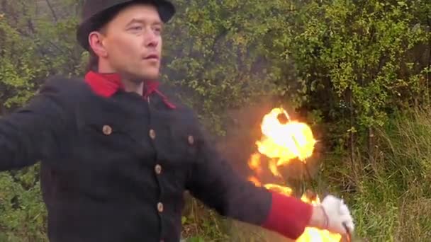 Jongleur verslaat twee verlichte metalen Fans een op een ander en krijgt een heleboel Sparkles — Stockvideo