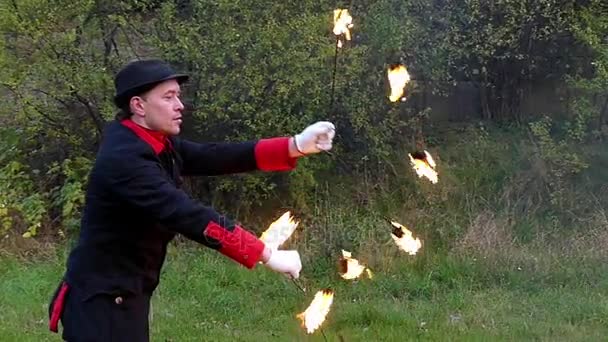 Mutiger Mann dreht im Herbst zwei Metalfans mit Flammenwerfer um sich — Stockvideo