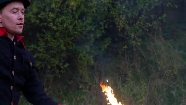 Malabarista golpea a dos fans de metal con fuego y consigue chispas en un bosque en Slo-Mo — Vídeos de Stock