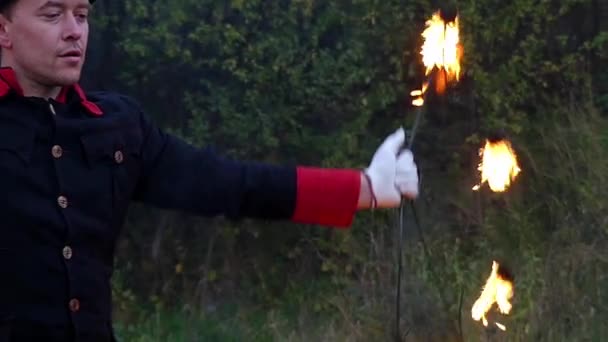 Jongleur draait twee Metal Fans met vlam rond zichzelf in Slo-Mo. het is magie — Stockvideo