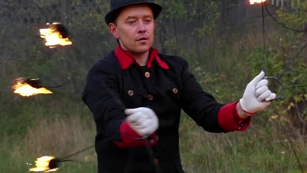 Young Man tourne deux fans de métal avec la flamme autour de lui à Slo-Mo. c'est magique — Video