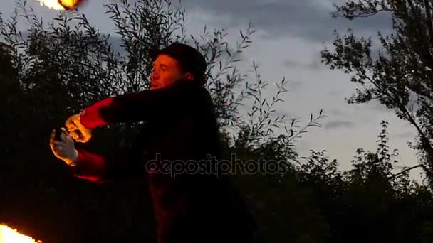 Pompier joue avec deux boules de feu avec beaucoup de Sparkes dans une forêt à Slo-Mo — Video