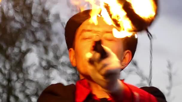 Požární muž otočí dvě ohnivé koule se spoustou Sparkes v lese v Slo-Mo — Stock video