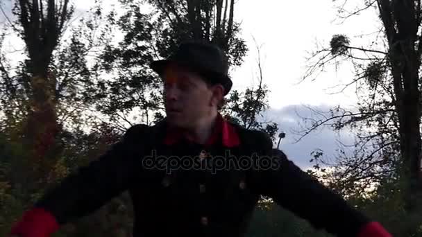 Goochelaar draait twee ballen van vuur buiten in een bos in het najaar in Slo-Mo — Stockvideo